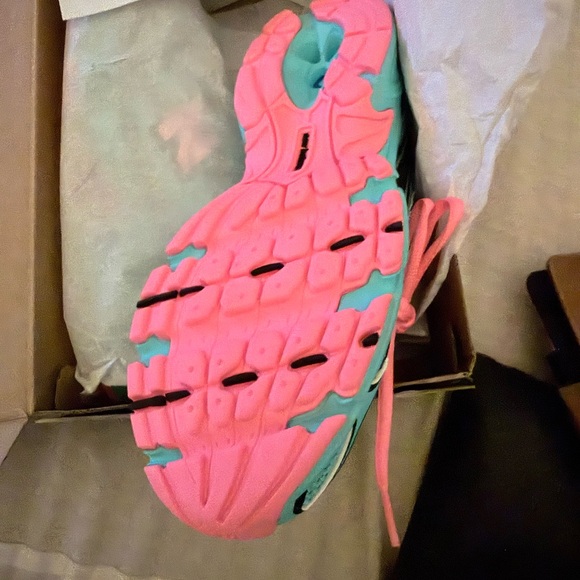 New Balance Green and Pink Lifestyle Shoes - Picture 2 of 4